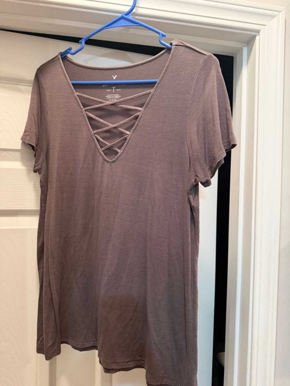 American Eagle Outfitters Dusty Mauve Crisscross V-Neck Short Sleeve Tee